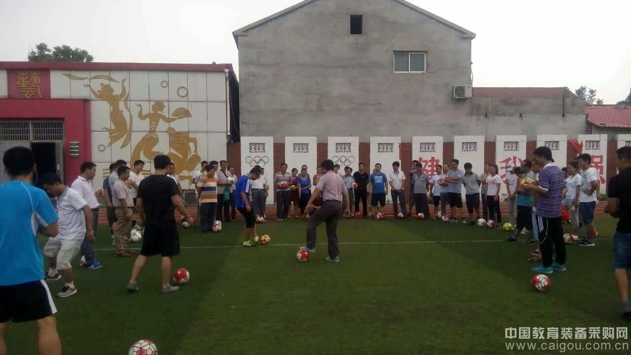 河北邯郸:曲周体育教师暑假足球培训忙_中国教